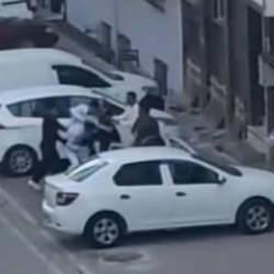 Küfürlü konuşanları uyarınca ortalık karıştı: Tekme tokat birbirine girdiler