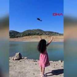 Yangınla mücadele eden kahraman pilot küçük çocuğun selamlamasını karşılıksız bırakmadı 