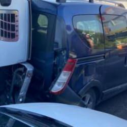 Yavaşlayan trafik felaketi getirdi: 6 araç karayolunda birbirine girdi