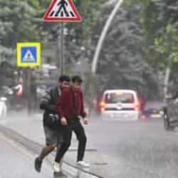 Hafta sonu plan yapanlar dikkat! Meteoroloji'den kuvvetli yağış ve fırtına uyarısı