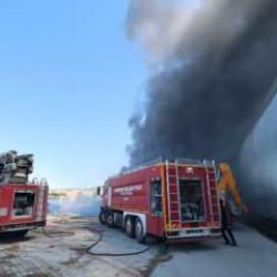 Fabrika bahçesinde yangın; 2 işçi dumandan etkilendi