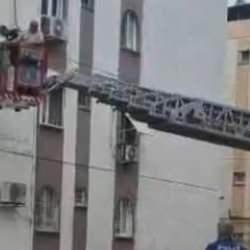Apartman merdivenleri çöktü, mahsur kalan 10 kişi kurtarıldı