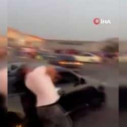 İzmir'de skandal görüntüler! Kuralları hiçe sayarak drift yapan gençler vatandaşa çarptı