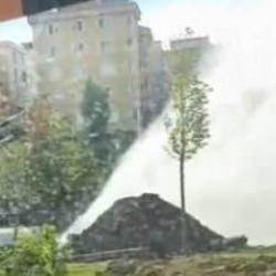 Kağıthane'de İSKİ çalışmasında isale borusu patladı! Metrelerce su fışkırdı