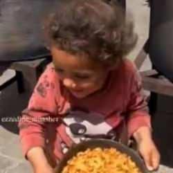 Gazze'de bir tas yemeğe kavuşan küçük kızın sevinci