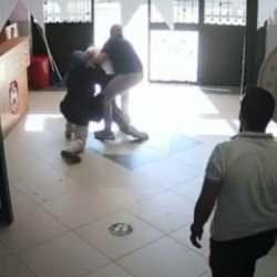 Aldığı cevabı beğenmeyen veli dehşet saçtı! Okuldaki korkunç anlar kamerada
