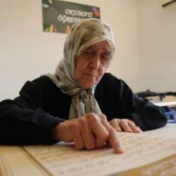 Fadile teyzenin azmi gıpta ettirdi: 87 yaşında Kur'an-ı Kerim okumayı öğrendi