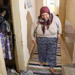 Yıkılacak binada bir başına kalan kadın: 'Gidecek hiç kimsem yok'