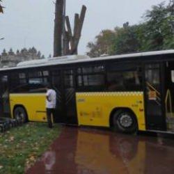  Beşiktaş'ta İETT otobüsü motosiklete çarptı 