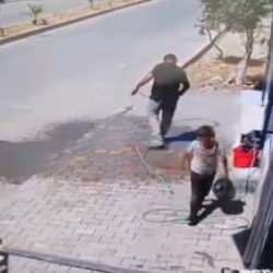 Küçük çocuğuna hırsızlık yaptırdı! Çaldığı poşet kamerada