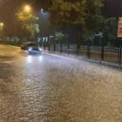 Ordu’da sağanak! Cadde ve sokaklar göle döndü
