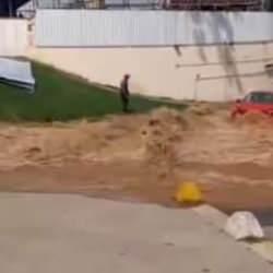 Kadıköy'de su borusu patladı: AVM otoparkı göle döndü
