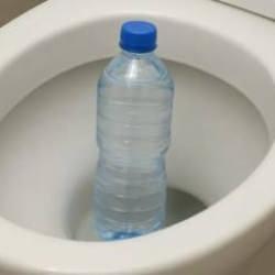 Klozetin içine pet şişe koyun! Kulağa çok tuhaf gelse de etkisi şoke etti