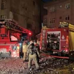 Küçükçekmece’de 6 katlı binanın çatısındaki yangın korkuttu