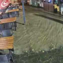 Rize'de sel sularının geldiği anlar ortaya çıktı! Her şey bir anda sular altında kaldı