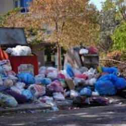 Karşıyaka'da toplanmayan çöpler tepkiye neden oluyor