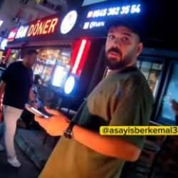 Yolun ortasında yürüyen magandalar motosikletli genci dövdü
