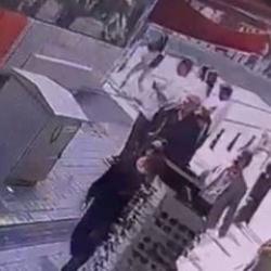 Tramvay yayaya çarptı: Feci kaza kameralara yansıdı!