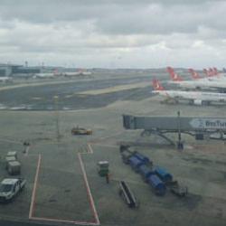 İstanbul'da hava ulaşımına rüzgar engeli! Uçaklar havada tur attı