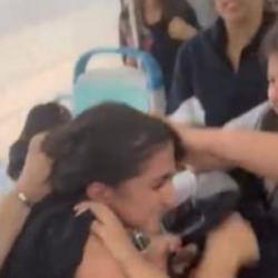 İzmir’de kız öğrenciler tramvayda hunharca kavga etti