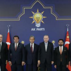 7 belediye başkanı AK Parti'ye geçti: Erdoğan rozetlerini taktı