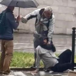 İstanbul'un göbeğinde kaldırım taşıyla dehşet saçtı! O anlar kamerada...
