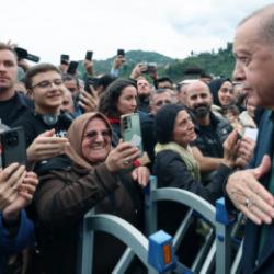 Cumhurbaşkanı Erdoğan'a memleketinde sevgi seli: Cuma namazını Güneysu'da kıldı