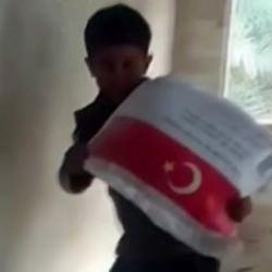 Filistinlilerin Türk bayraklı sevinci! Un çuvalını taşıyan çocuğu görmeniz lazım