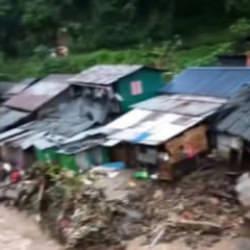 Hindistan ve Nepal sele teslim: 68 ölü