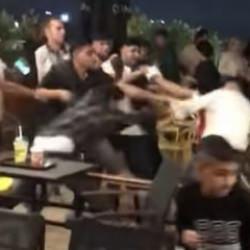 Alışveriş merkezinde iki grup arasında yumruklar havada uçuştu