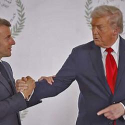 İki lider birbirini tehdit etti iddası! Trump-Macron tokalaşması dünya basınında
