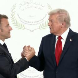 Trump ve Macron adeta bilek güreşi yaptılar! Gazze Zirvesi'nde ilginç anlar...