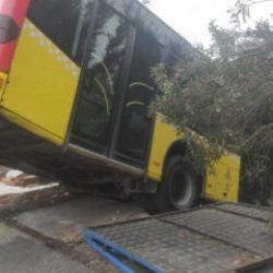 Üsküdar'da İETT otobüsü kaza yaptı