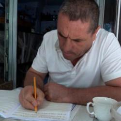 Ehliyet sahibi olmak için okuma yazma öğrenmeye başladı! Azmi takdir topladı