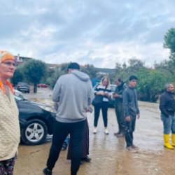 Foça 1 saat süren yağmurun ardından sular altında kaldı