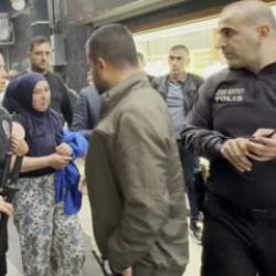 Sahte altın ile kuyumcuyu dolandırmaya çalışan kadın yakayı ele verdi