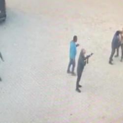 Denizli'de kendisine silah doğrultan adamın üzerine yürüyüp bıçakla öldürdü