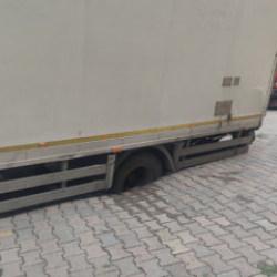 Güngören’de kamyon, çöken yolda oluşan çukura saplandı