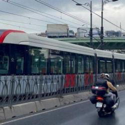 İstanbul'da tramvay hattında korkutan kaza: Patlamalar oldu!