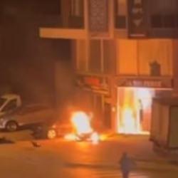 Kaza yapıp yanan motosikletin sürücüsünü alevlerden çekip aldı