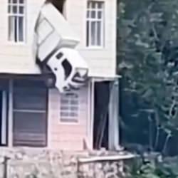 Çin'de ilginç kaza: Kamyon ikinci katta asılı kaldı