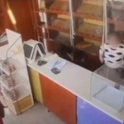 Ekmek fırınına son sürat daldı! Feci kaza böyle görüntülendi