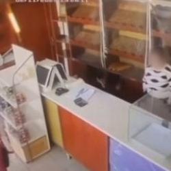 Ekmek fırınına son sürat daldı! Feci kaza böyle görüntülendi