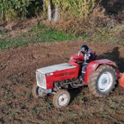 Gören şaştı kaldı: 67 yaşındaki çiftçi yeni yönetmeliğe göre hazırlanıp tarlasını sürdü