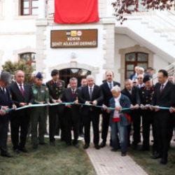 Konya Büyükşehir Belediyesi tarafından yenilenen Şehit Aileleri Derneği dualarla açıldı 