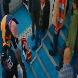 Cuma namazına gittiği camide kalp krizi geçirdi! O anlar kamerada