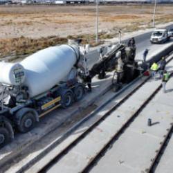 Konya Büyükşehir, tramvay hattı inşaatında trafiği kapatmadan bariyer yapıyor