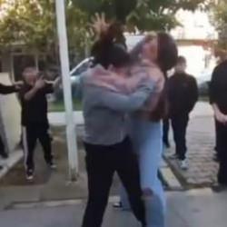 Ortaokulda saç saça kavga! Tezahürat yapıp o anları kaydettiler 