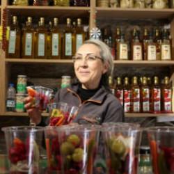 Karşılıklı turşu dükkânı işleten çiftin ilginç hikâyesi