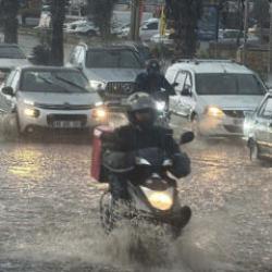 Ünlü tatil beldesinde sağanak kabusu! Tıkanan mazgallar taştı, trafik kilitlendi